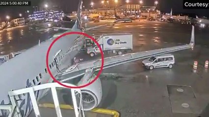 Mulher sai de avião pela porta de emergência e FBI investiga o caso