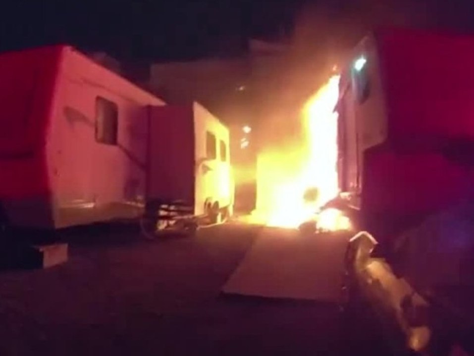 Dramatische Bodycam-Aufnahmen: Mann aus Feuer gerettet