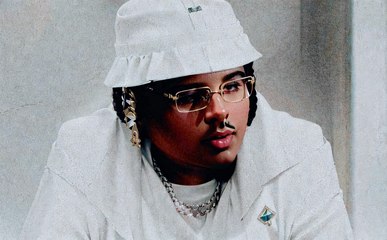 Naza plaisante sur son corps : « J'ai un dos qui ressemble à des fesses »