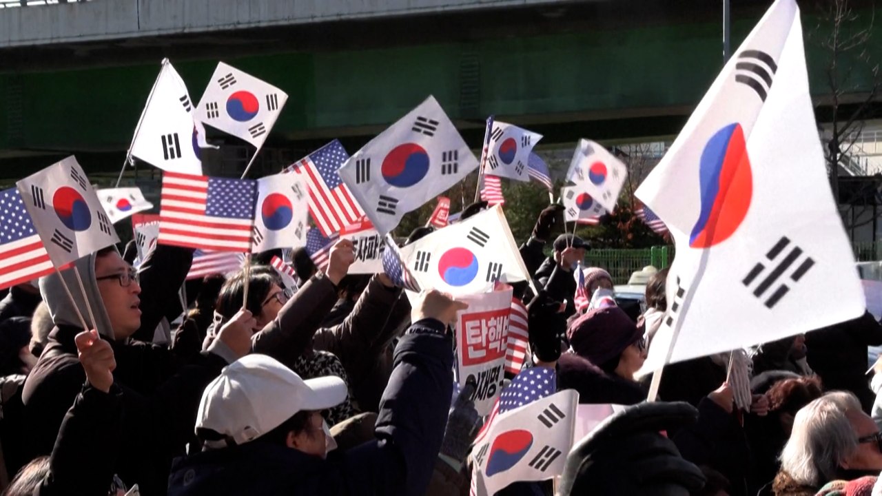 Des Sud-Coréens manifestent après l'émission d'un mandat d'arrêt contre leur président déchu