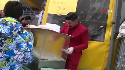 Metrelerce kuyruk oluştu! Yılın son gününe özel tavuk pilavı bakın kaç paraya sattı