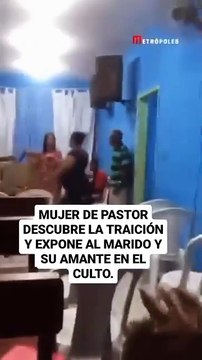 MUJER DE PASTOR DESCUBRE LA TRAICIÓN Y EXPONE A SU MARIDO Y AMANTE EN EL CULTO. Un caso polémico llamó la atención en las redes sociales este jueves (26). Un video que se volvió viral muestra a una mujer exponie (1)