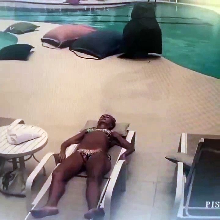 VÍDEO: ¡Aterrador! Una bala rozó la cabeza de una mujer mientras tomaba el sol en una piscina