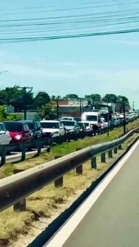 Engarrafamento intenso atrapalha viagem de motoristas no Litoral Norte; veja