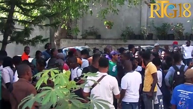 Moun k'ap viv ak andikap nan divès kan nan reyjon metwopolitèn resevwa kit sanitè nan men BSEIPH.