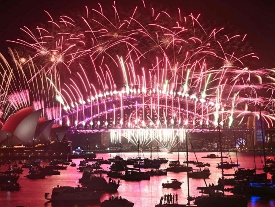 Mit mega-feuerwerk: sydney begrüßt das neue jahr 2025