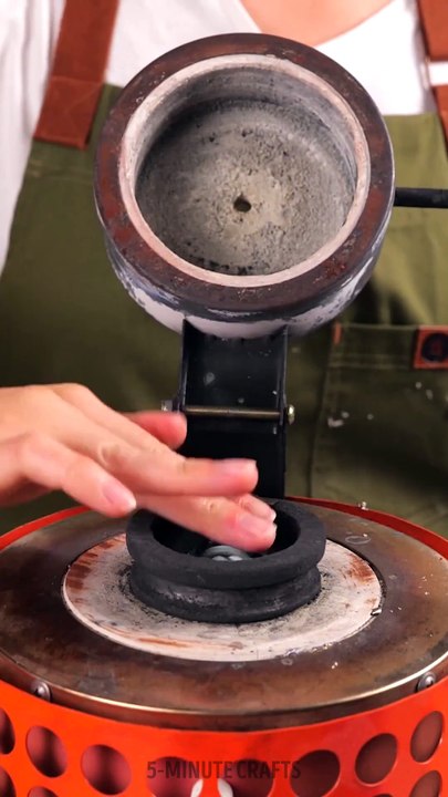 Have you ever seen a make-up brush before made out of metal? 💋