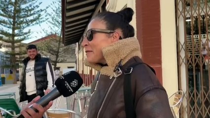 La familia real visita Catarroja con muestras de cariño de vecinos y reproches de alcaldía