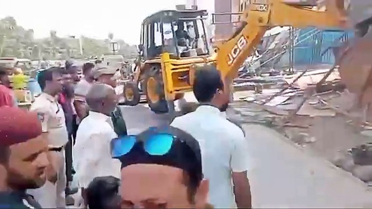 Hydraa Demolitions in Bhagirathamma Lake Buffer Zone  Hydraa officials carried out a demolition drive in the buffer zone of the Bhagirathamma Lake in Nanakram Guda on Tuesday morning. The operation targeted illegal structures constructed on approximately