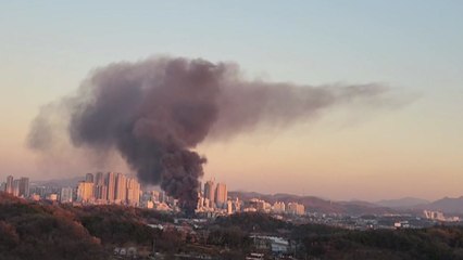 시흥 신천동 공장에서 불...40여 분 만에 초진 / YTN