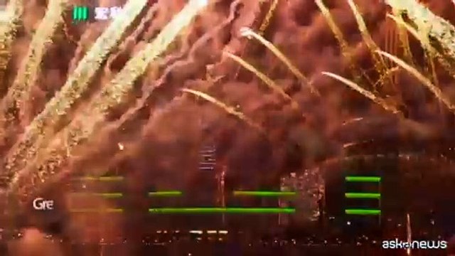 Capodanno, spettacolari fuochi d'artificio a Hong Kong
