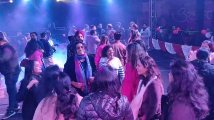 जश्न में डूबे लोग, नाचते-गाते किया साल 2025 का स्वागत