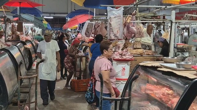 Colonenses en busca de sus mariscos y pescados para la cena de Año Nuevo