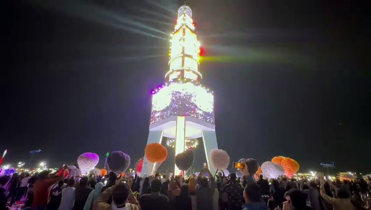 Thousands of balloons released