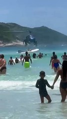 Policial militar deixa fuzil cair no mar e banhista devolve arma no Rio