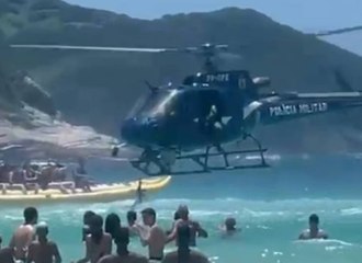 Banhista devolve fuzil que policial deixou cair no mar