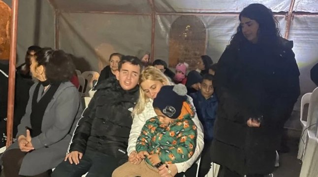 CHP'li gençler depremzede çocuklara yeni yıl hediyesi verdi