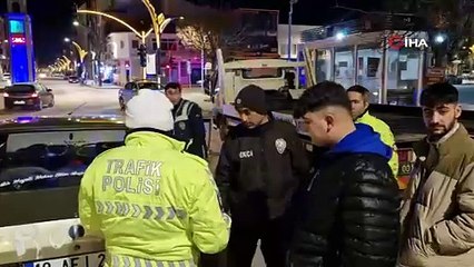 Üzerinde "2025" yazan otomobili ile yeni yılın ilk cezasını yedi