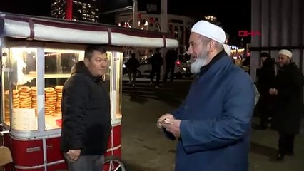Tebliğciler, yılbaşı gecesi Taksim Meydanı’nda bildiri dağıttı