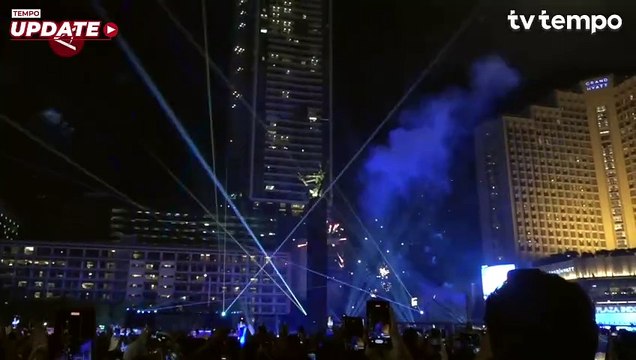 Melihat Atraksi Drone dan Kembang Api Perayaan Tahun Baru di Bundaran HI