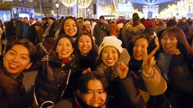 Champagne, amour et paix dans le monde : on était sur les Champs pour le Nouvel An