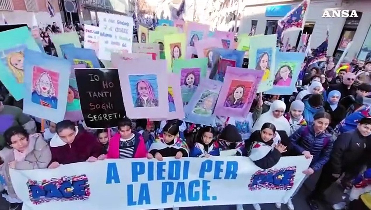 Marcia della pace a Torino, centinaia di giovani in centro citta'