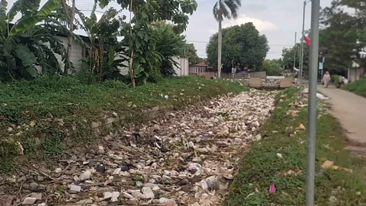 Sampah Memanuhi Saluran Irigasi Singakerta