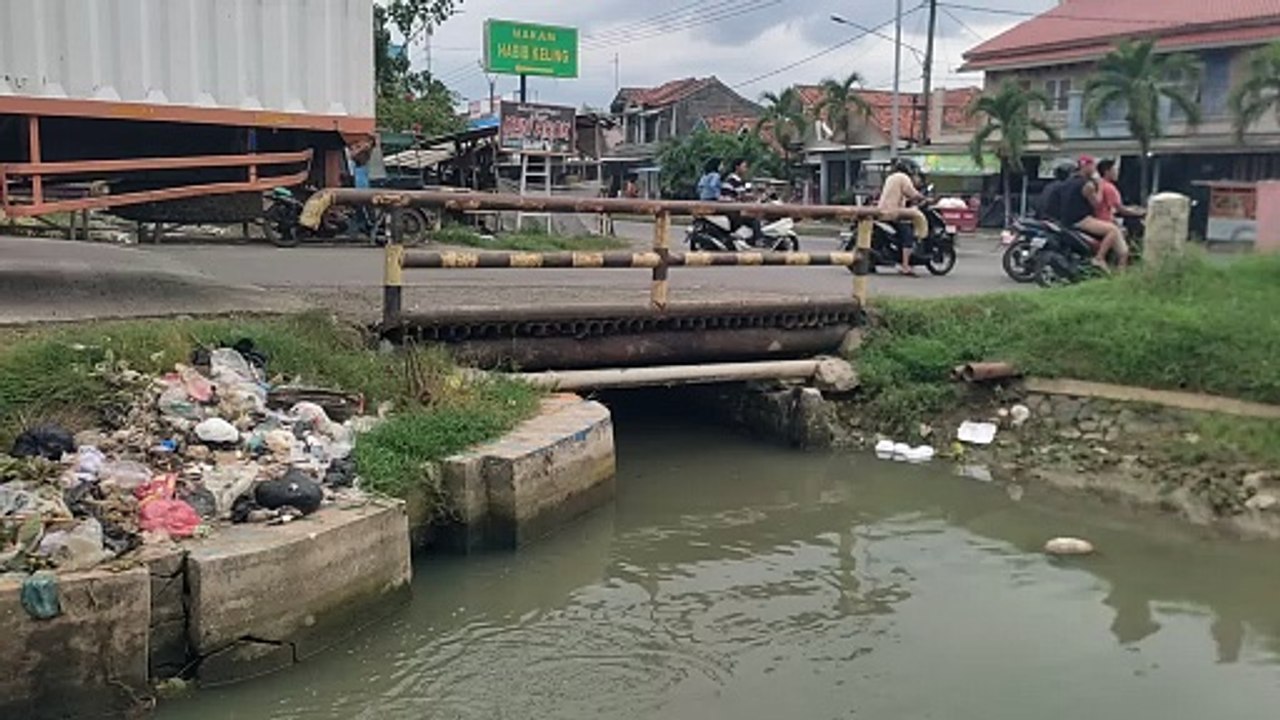 Sampah di Pintu Air Desa Pringgacala Belum Terangkut Semua