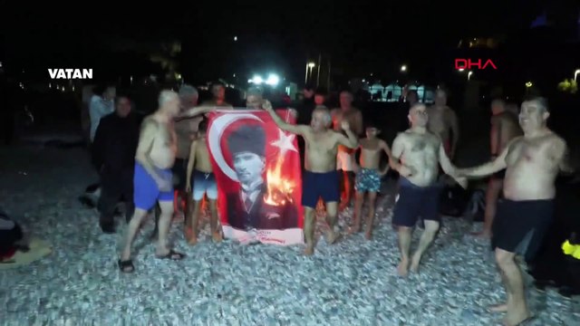 Antalya'da gelenek bozulmadı! 2025'in ilk dakikalarını denizde geçirdiler