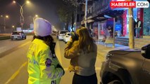 Polisi görünce aracını ve yanındaki kadını bırakıp kaçtı