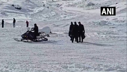 बर्फबारी के बीच नए साल 2025 का जश्न के लिए पर्यटक सोनमर्ग आ रहे हैं