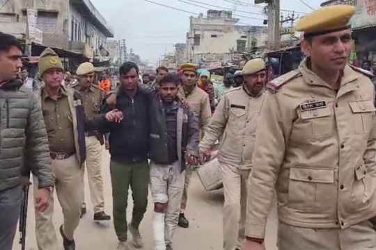 VIDEO: गाड़ी चोरों का पुलिस ने बाजार से होकर निकाला जुलूस