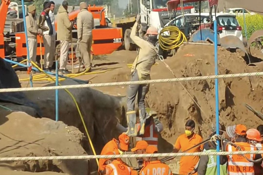 Kotputli Borewell Rescue Operation: बोरवेल से आ रही बदबू, किसी अनहोनी का इशारा तो नहीं, वीडियो में देखें घटनास्थल का हाल