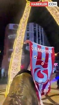 Trabzonsporlu taraftar, Kadıköy Boğa Heykeli'nde Atkı Açtı