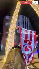 Trabzonsporlu taraftar, Kadıköy Boğa Heykeli'nde Atkı Açtı