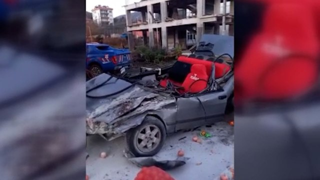 Kamyonla çarpışan otomobil hurdaya döndü