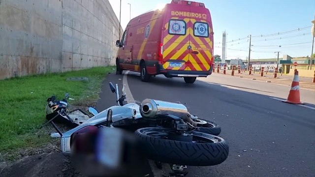 Forte colisão deixa motociclista ferido no Trevo Cataratas, em Cascavel