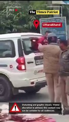 Uttarakhand: In Kotdwar, a drunk man rammed his car into pedestrians and resisted arrest by smashing the police Scorpio's glass. Authorities managed to restrain him. #Uttarakhand #Kotdwar #RoadRage #LawAndOrder