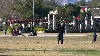 Antalya’da karla kaplı dağların gölgesinde deniz ve güneş keyfi