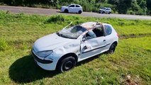 Peugeot fica destruído em capotamento na BR-163, em Cascavel
