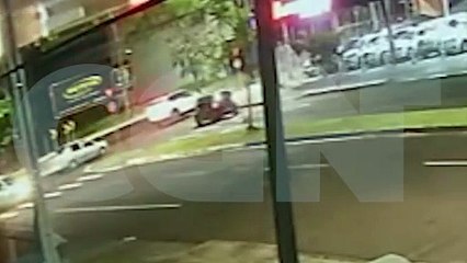 Câmera flagra Sandero capotando na na Rua Olindo Periolo