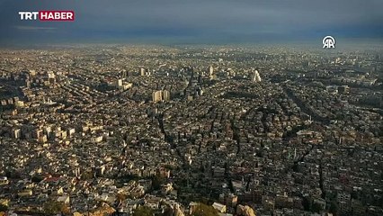 Suriyeliler Kasyun Dağı'ndan Şam manzarasının tadını çıkarıyor