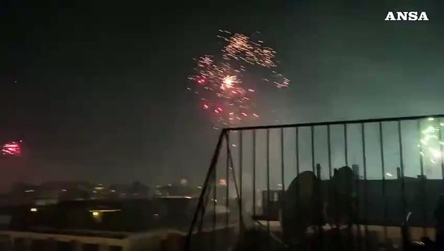 Capodanno, i fuochi d'artificio sui tetti di Roma