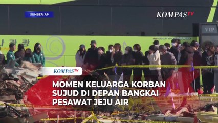 Momen Keluarga Korban Sujud di Depan Bangkai Pesawat Jeju Air