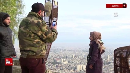 Suriyeliler, Kasyun Dağı'ndan Şam manzarasının tadını çıkarıyor