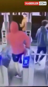 Raylara itilen yolcu, metronun altında can verdi