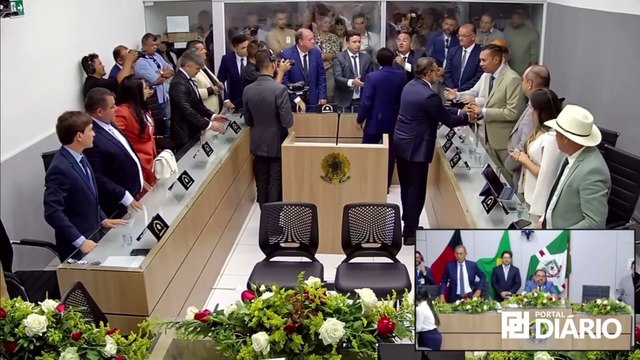 Posse de prefeito e vereadores de Santa Rita é marcada por vaias e confusão; eleição é adiada