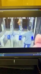 Yine metro yine vahşet: Raylara itilen yolcu feci şekilde can verdi