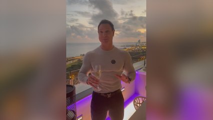 La felicitación de Año Nuevo de Cárdenas que arrasa en X por el aspecto del presentador