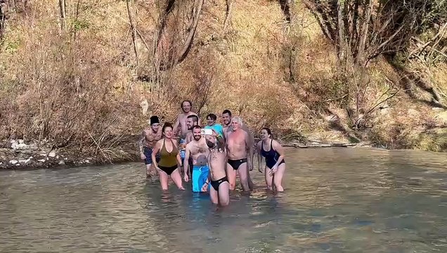 Tuffo di Capodanno nel torrente Auro: video